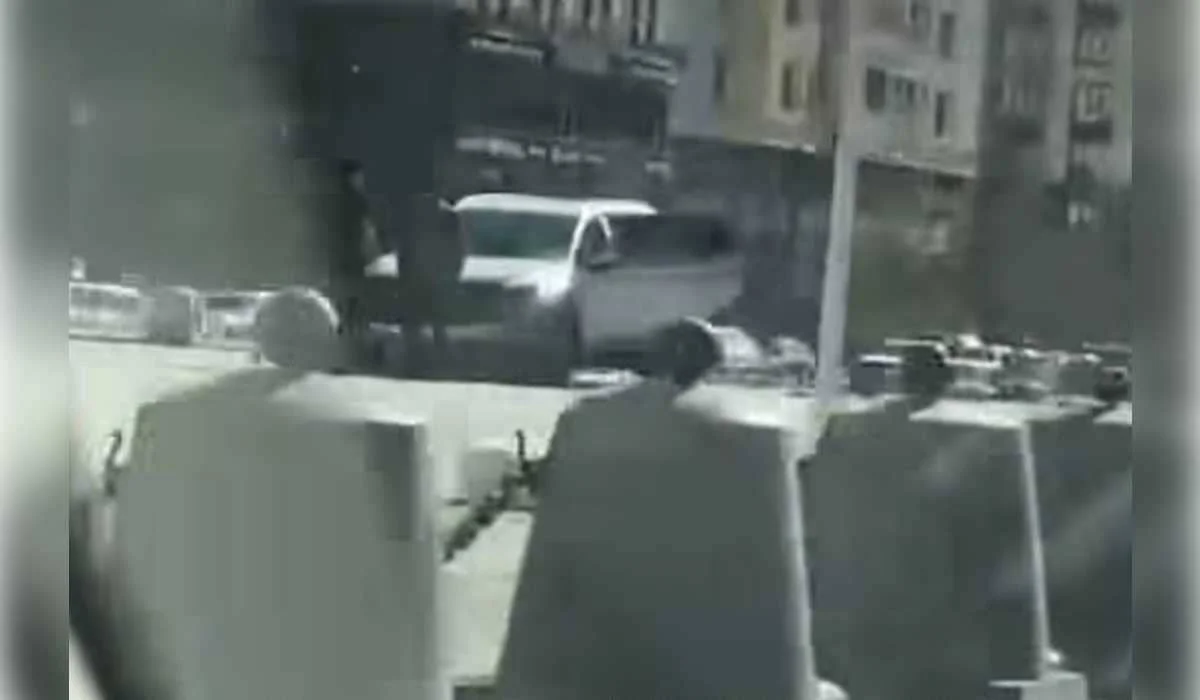 Автомобиль снес ограждение и заехал на площадь у Триумфальной арки в Астане (ВИДЕО)