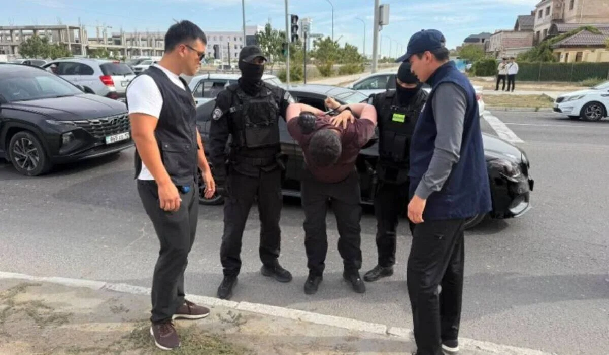 Мужчина вымогал деньги у жителя Актау: его задержали