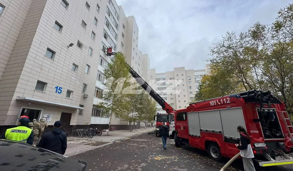 Пожар произошел в девятиэтажке на улице Сауран в Астане