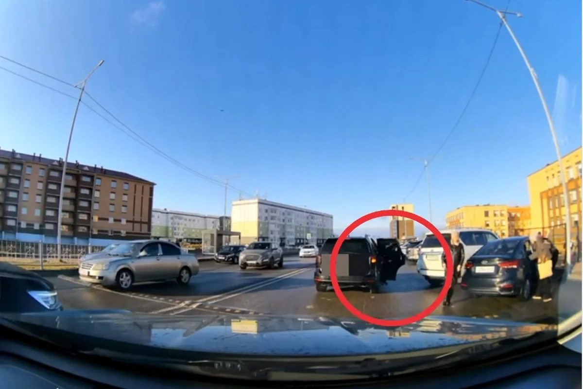 Ребенок выпал из автомобиля на ходу возле школы в Кокшетау (ВИДЕО)