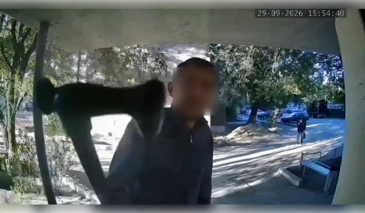 Дебошир под наркотиками разгромил домофон в подъезде в Семее (ВИДЕО)