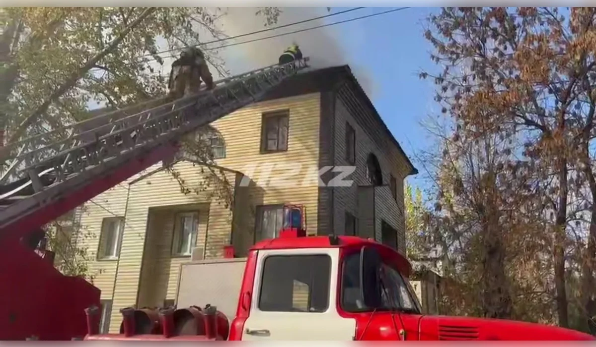 Восемь человек вывели из горящего дома в Усть-Каменогорске (ВИДЕО)