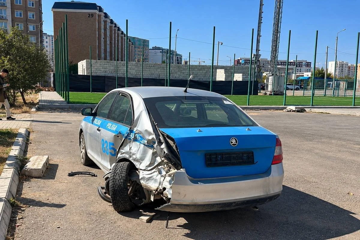 Разбитый полицейский автомобиль почти месяц стоит у детской площадки в Актау