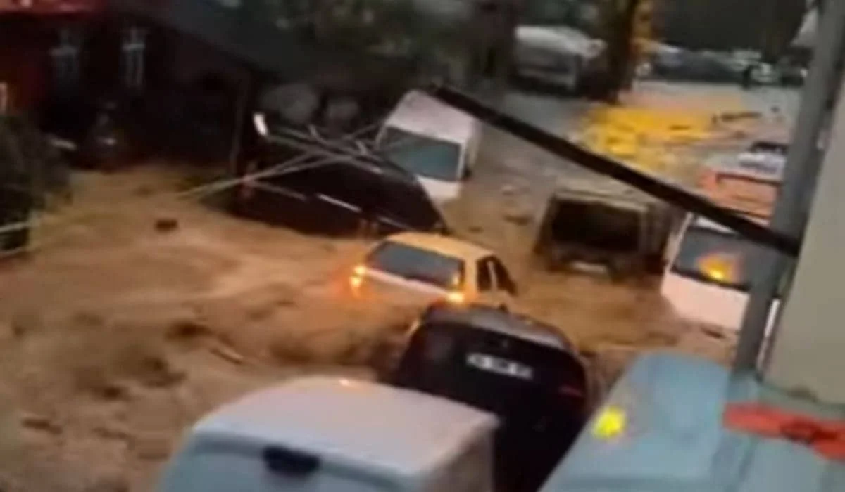 Стамбул ушел под воду: ливни парализовали город, есть погибшие (ВИДЕО)