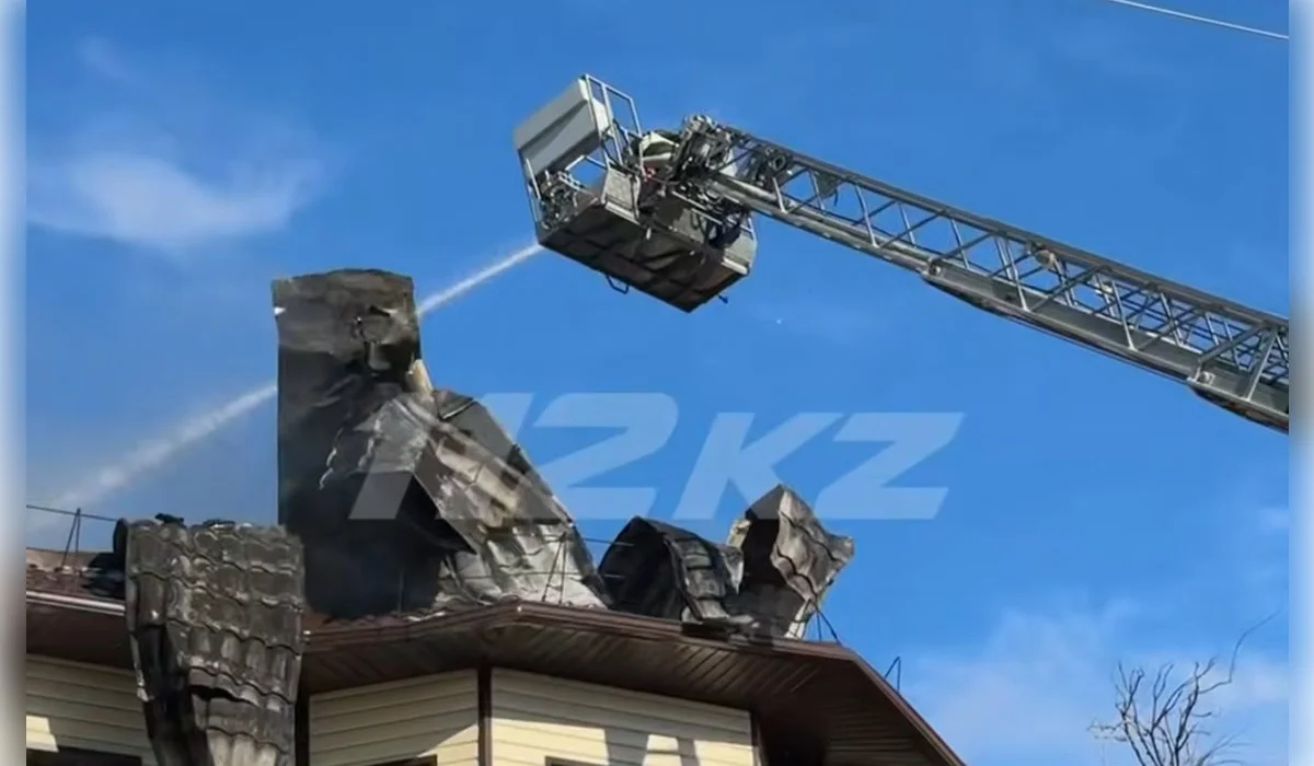Пожар охватил крышу жилого дома в Кентау: эвакуировали 32 человека (ВИДЕО)