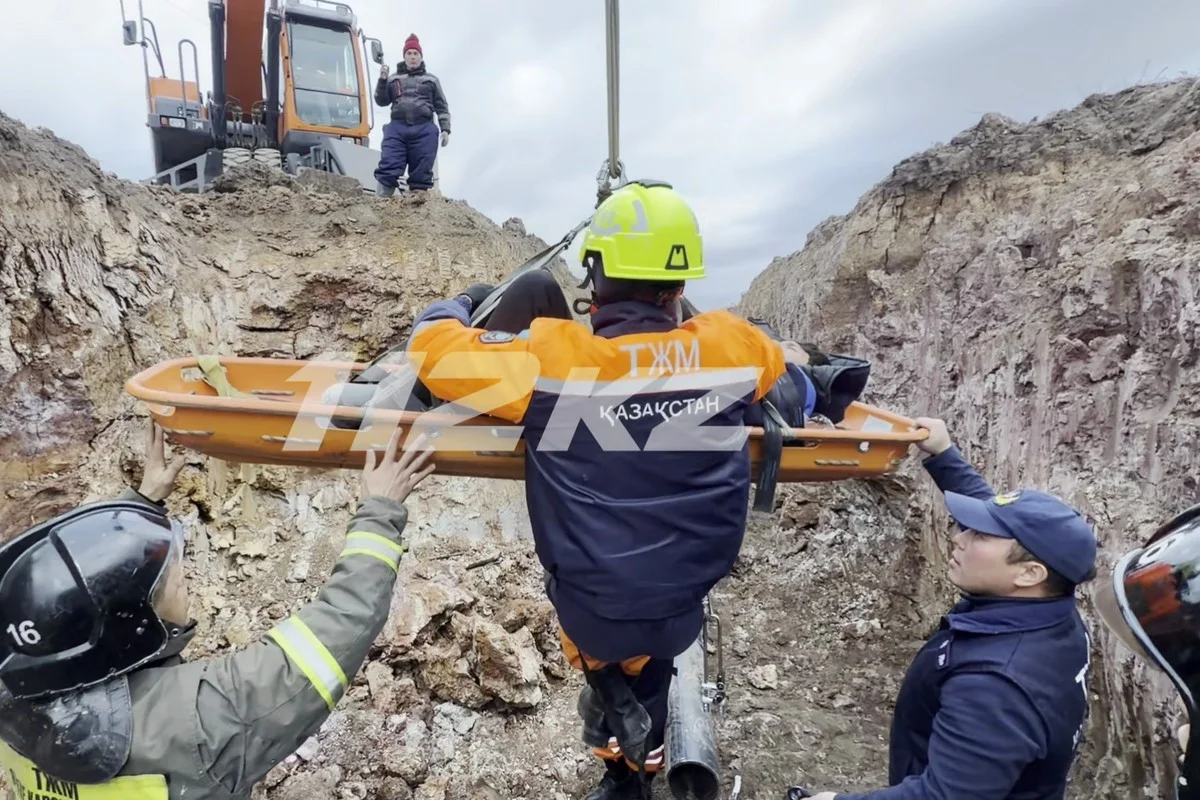 С помощью экскаватора и носилок мужчину вытащили из трехметровой траншеи в Астане