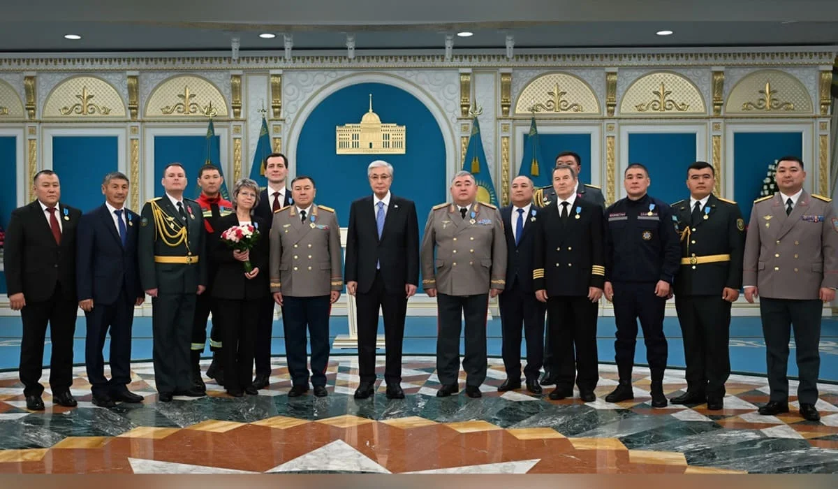 Токаев наградил спасателей и пожарных за мужество при исполнении долга