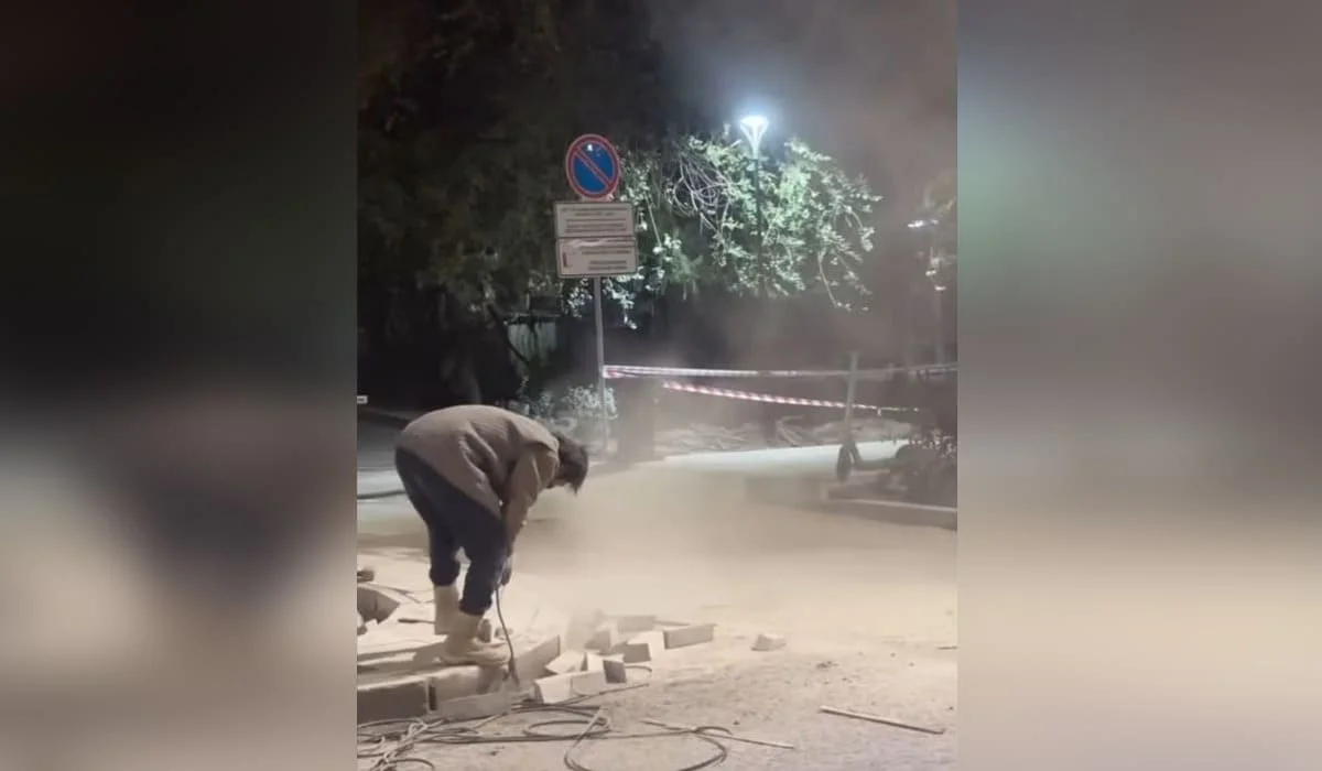 Пыль столбом: в акимате прокомментировали видео с резкой брусчатки в центре Алматы