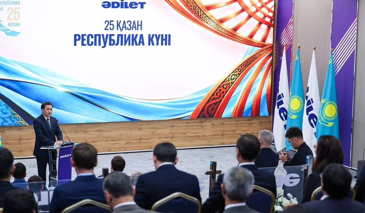 Государственные награды ко Дню Республики вручили в партии «Әділет»