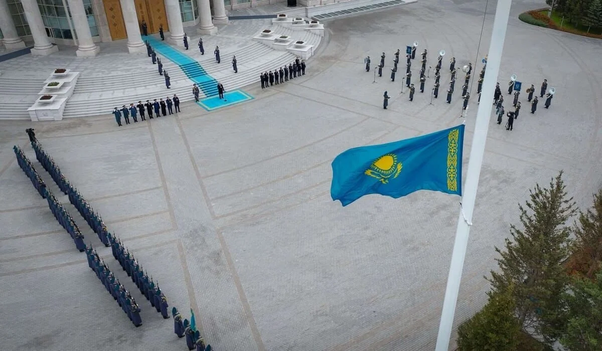 Токаев принял участие в церемонии поднятия государственного флага
