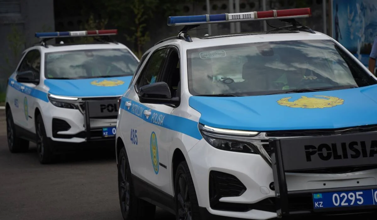 Грузовик снес остановку и врезался в дерево после ДТП в Алматы