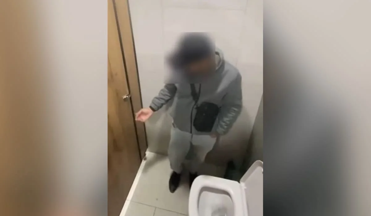 Мужчину из скандального видео в женском туалете задержали в Атырау