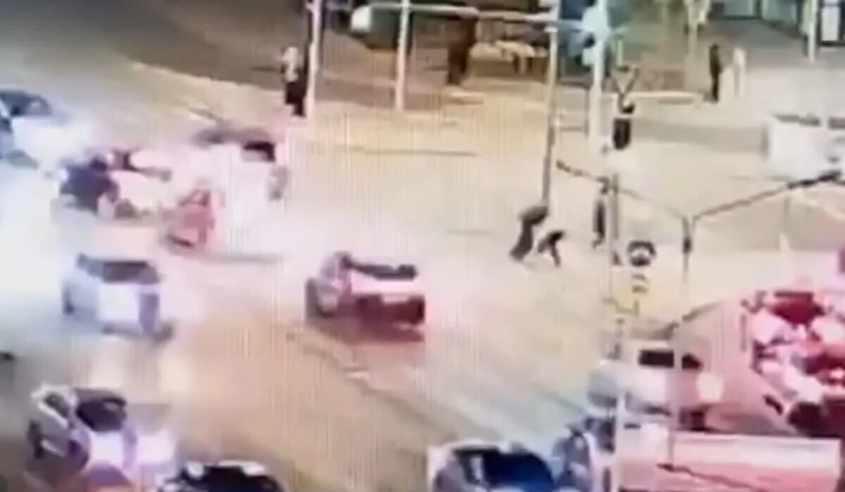 Мужчина попытался напасть на прохожего и бросался на машины в Астане (ВИДЕО)