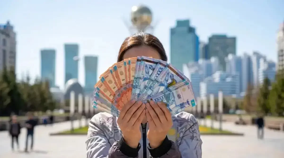 Токаев поручил повысить минимальную зарплату до 110 тысяч теңге
