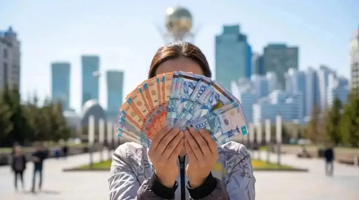 Токаев поручил повысить минимальную зарплату до 110 тысяч теңге