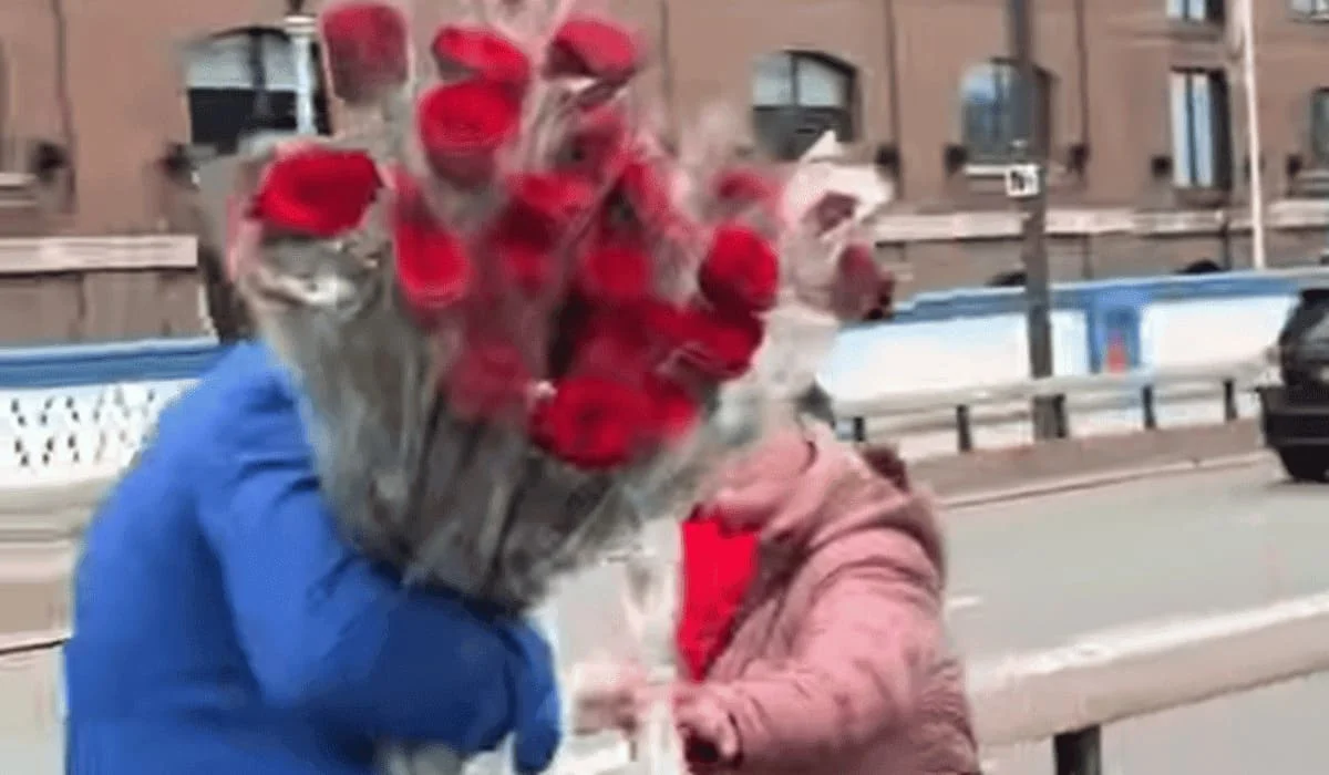 Двое казахстанцев раздали розы женщинам на улицах Лондона (ВИДЕО)