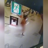 «Атака титана»: голый мужчина бегал по ТРЦ в Астане