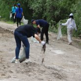 «Таза Қазақстан»: члены партии AMANAT очистили от мусора берег реки в Павлодаре