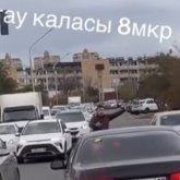 Гражданского регулировщика наказали в Актау (ВИДЕО)