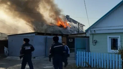 Женщину с ребенком спасли из горящего дома в Костанае