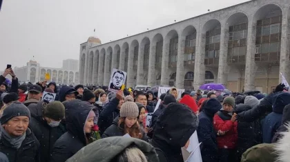 Сотни человек вышли на митинг в Бишкеке