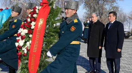 Касым-Жомарт Токаев возложил цветы к могиле Чингиза Айтматова