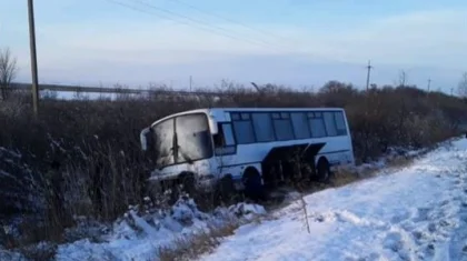 Пассажирский автобус слетел в кювет