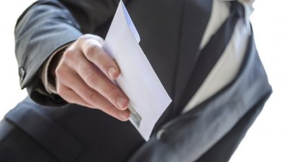 Мужчина отправил судье конверт с деньгами