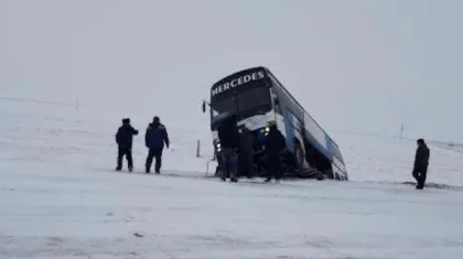 Из-за гололеда автобус с пассажирами съехал в кювет