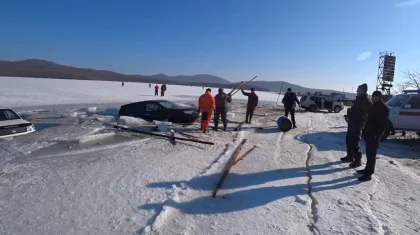 Тридцать машин ушли под лед (видео)