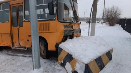 Автобус наехал на бетонный блок в Актобе