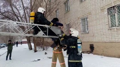 Женщин и детей спасли из горящего дома в Актобе