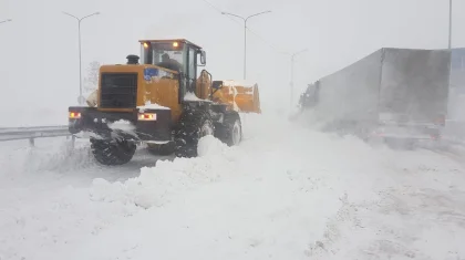 2400 авто вызволили дорожники из снежного плена за 3 дня в Казахстане