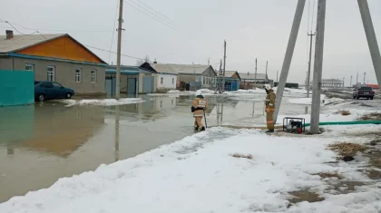 Из-за резкого потепления затопило жилые дома в Аральске