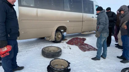 19 замерзающих пассажиров микроавтобуса спасли павлодарские полицейские