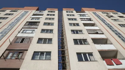 Жители накренившегося дома в Алматы не могут получить деньги на аренду жилья