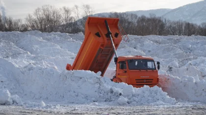 Жители села перекрыли дорогу самосвалам со снегом