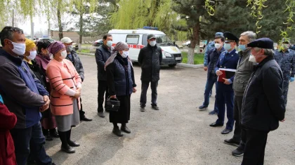 Бердибек Сапарбаев посетил родственников задержанных жителей Кордайского района