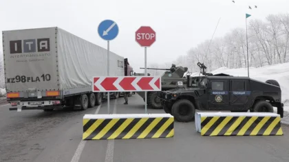 Водитель на полном ходу протаранил блокпост в Уральске