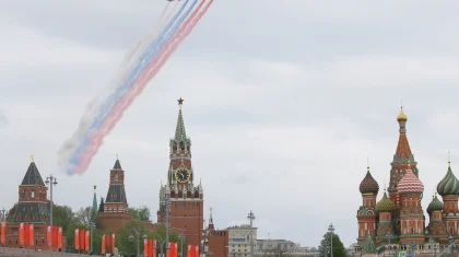 75 самолетов и вертолетов пролетели над Красной площадью в Москве