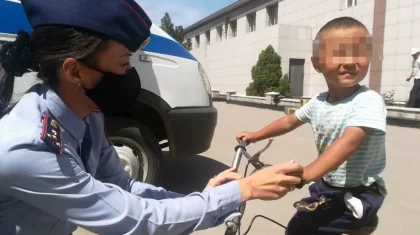 Плачущего 4-летнего ребенка нашли полицейские в Алматинской области