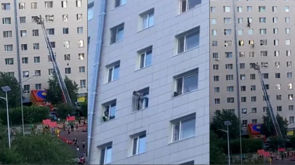 Упавший с восьмого этажа мужчина умер в больнице Нур-Султана