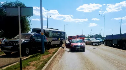 Автобус протаранил несколько машин в Актобе