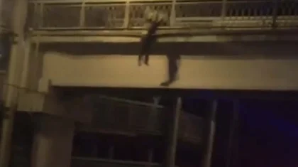 Мужчина пытался сброситься с моста в Алматы