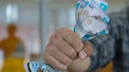 Мужчина вырвал деньги из рук чужого ребенка в Усть-Каменогорске