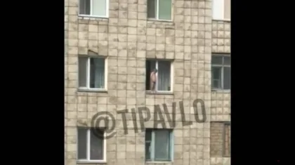Ребенок справил нужду из окна пятого этажа в Павлодаре