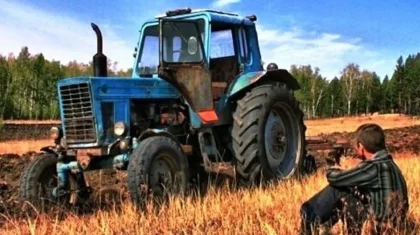 Тракториста задержали полицейские на степной дороге в Павлодарской области