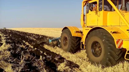 Двое мужчин на мотоцикле врезались в трактор и погибли в Акмолинской области