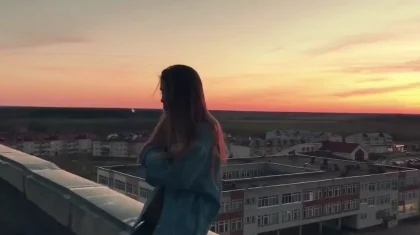 Женщина сидела на краю крыши многоэтажки в Балхаше
