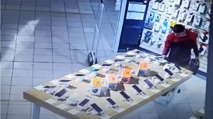 Дорогие смарт-часы похитил с витрины в магазине электроники житель Нур-Султана
